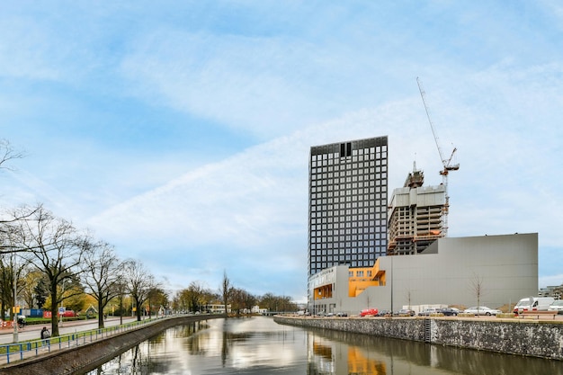 Ein hohes Gebäude am Ufer eines Flusses