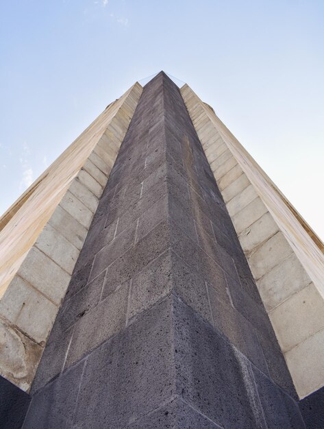 Ein hohes Gebäude mit einer großen Säule, auf der das Wort steht