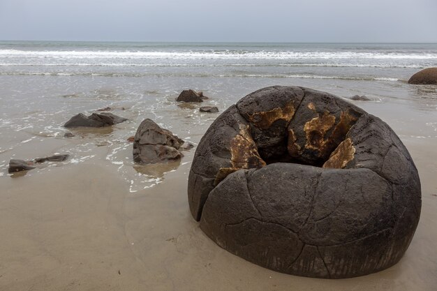 Ein hohler Moeraki Boulder