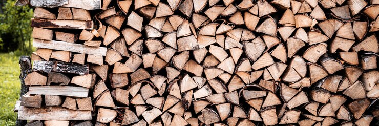 Foto ein holzhaufen mit ernte und gestapeltem brennholz aus gehacktem holz zum anzünden und heizen des hauses. brennholz der birke. banner