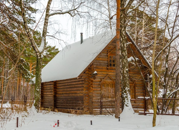 Ein Holzhaus im verschneiten Wald