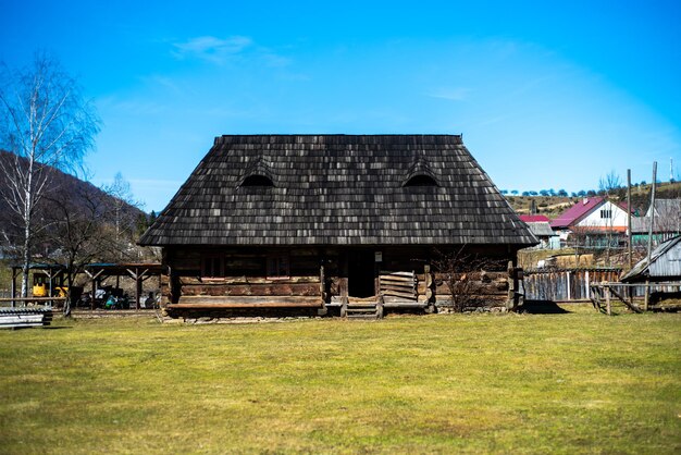 Ein Holzhaus im Zentrum des Dorfes