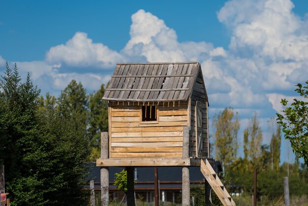 Ein Holzhaus mit blauem Himmel im Hintergrund