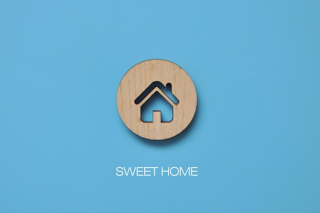 Ein Holzhaus und die Inschrift: sweet home. Ein Symbol der Liebe zur Heimat