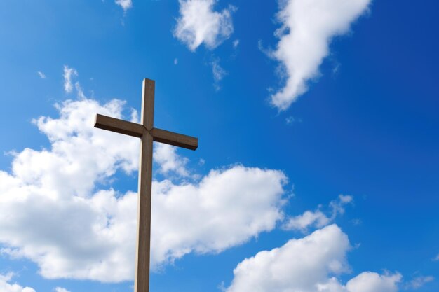 Ein Holzkreuz gegen einen blauen Himmel