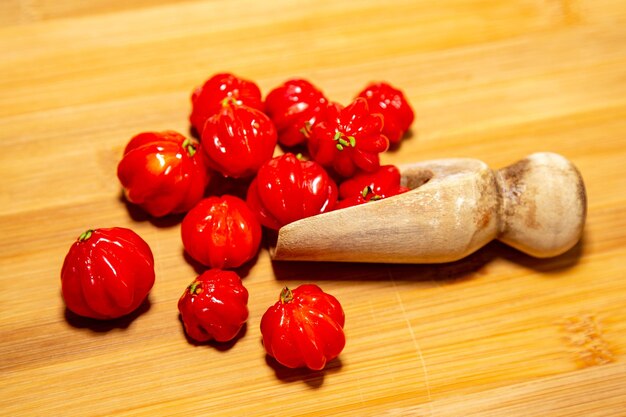 Ein Holzlöffel mit einem Bündel Tomaten darauf