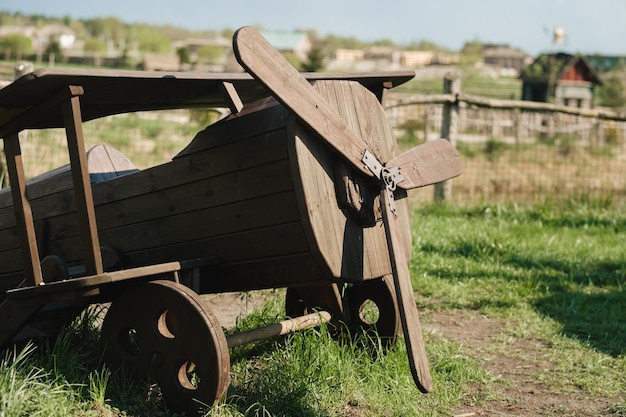 Ein Holzmodell eines Flugzeugs, das im Sommer auf der Straße steht