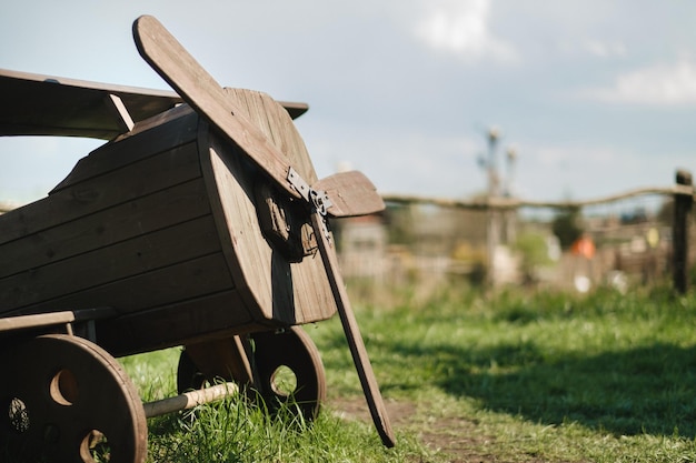 Ein Holzmodell eines Flugzeugs, das im Sommer auf der Straße steht