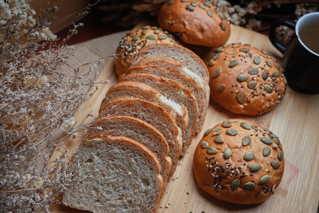 Ein Holzschneidebrett mit Brot und Kürbiskernen darauf.