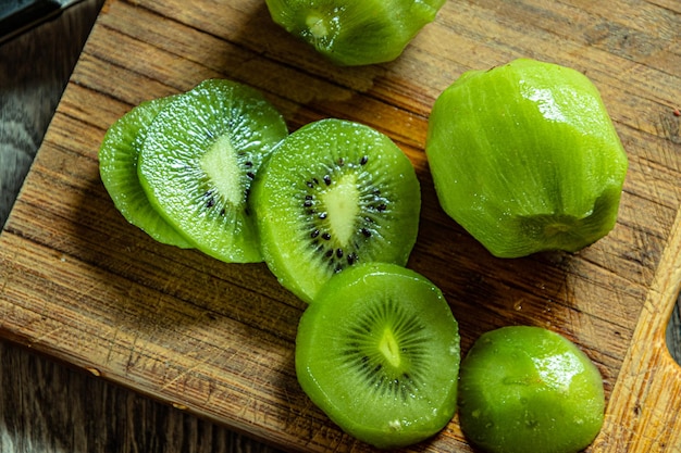 Ein Holzschneidebrett mit Kiwis darauf