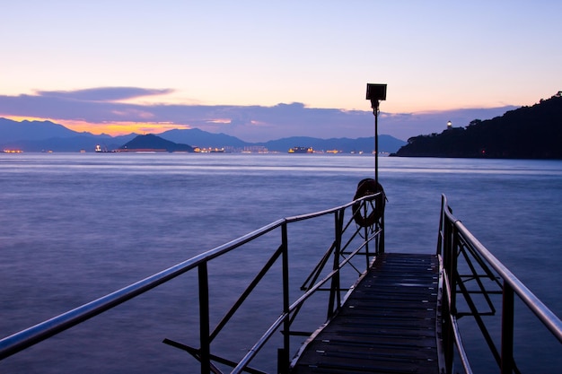 Ein Holzschuppen in Kennedy Town, Hongkong, bei einem späten Sonnenuntergang