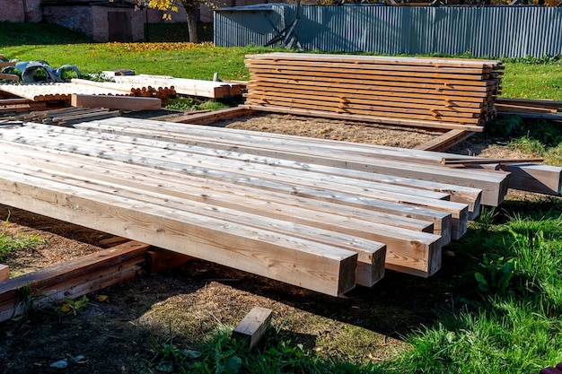 Ein Holzstapel wird auf einer Palette ausgelegt.