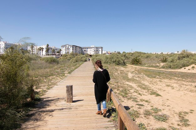 Ein Holzsteg am Strand von Isla Cristina Spanien Weit verbreitet von Urlaubern im Urlaub