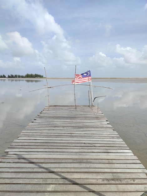 Foto ein holzsteg mit einer flagge darauf