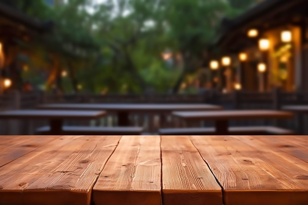 Ein Holztisch mit einem verschwommenen Hintergrund eines Restaurants.