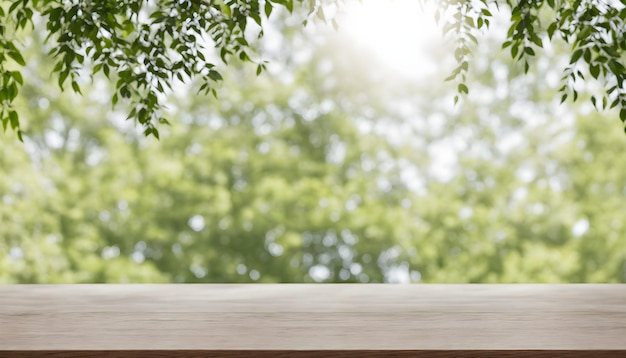 Ein Holztisch mit grünem Hintergrund und einem Baum im Hintergrund