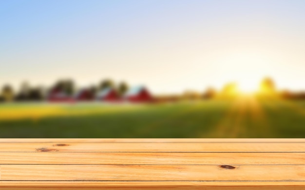 Ein Holztisch mit unscharfem Hintergrund