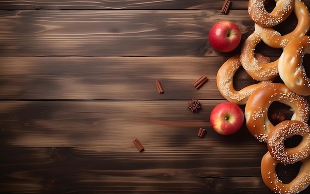 Ein Holztisch mit verschiedenen Speisen darauf