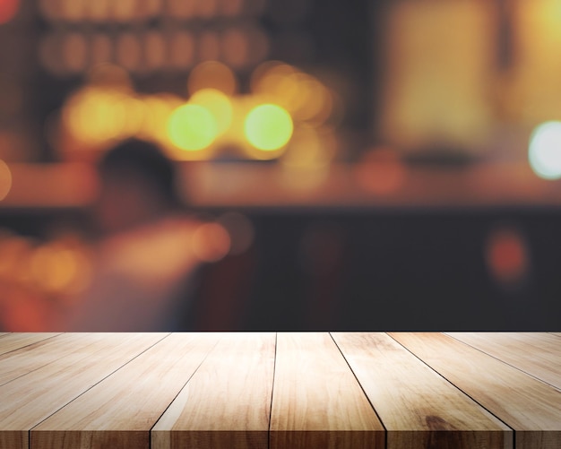 Ein Holztisch mit verschwommenem Hintergrund