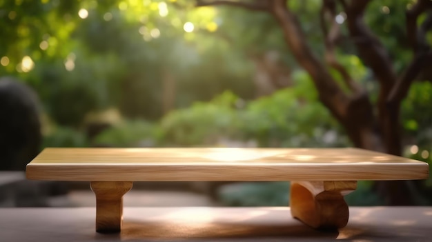 Ein Holztisch vor einem Garten