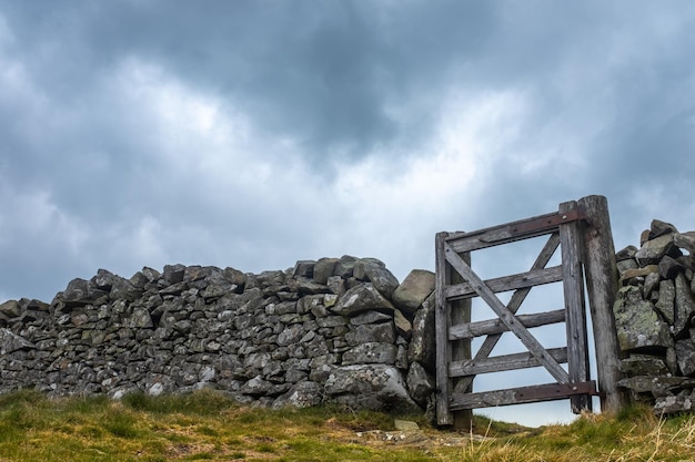 Ein Holztor In Einer Alten Trockenmauer In Schottland Mit Kopierraum