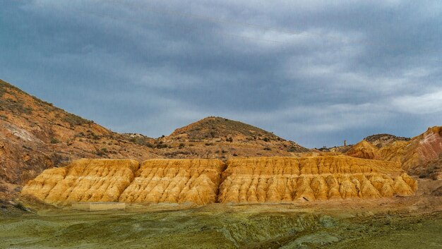 Ein Holzzaun mit einem Berg im Hintergrund