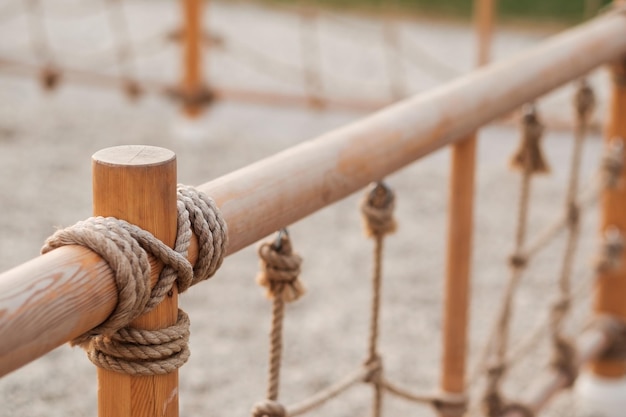 Ein Holzzaun mit Seil auf einem Spielplatz