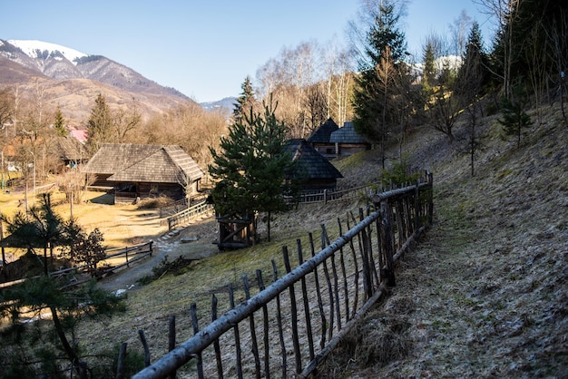 Ein Holzzaun umgibt ein Haus in den Bergen