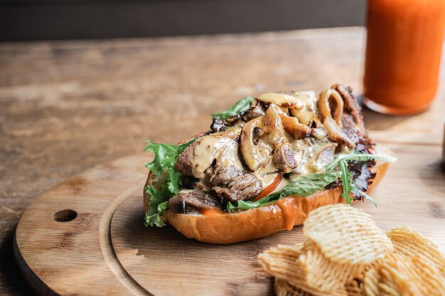 Ein Hot-Dog-Gericht mit saftiger Rindfleisch-Senf-Sauce mit Bratkartoffelgitter und einer Flasche Sauce