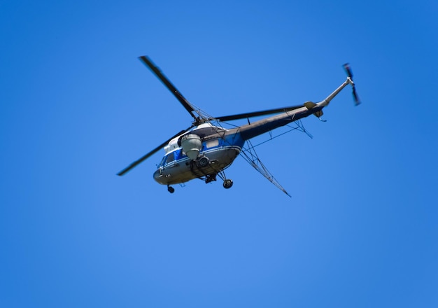 Foto ein hubschrauber der landwirtschaftlichen luftfahrt fliegt am blauen himmel