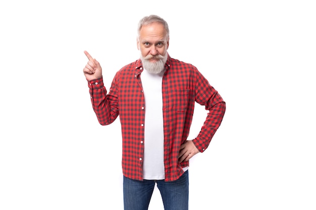 Ein hübscher älterer Mann mit einem grauen Bart zeigt mit dem Finger zur Seite