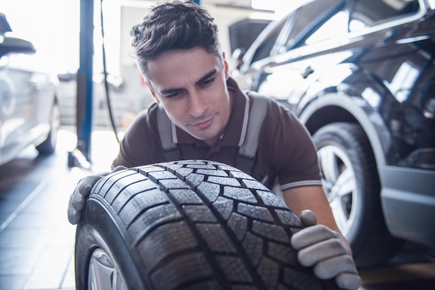 Ein hübscher Auto-Service-Arbeiter