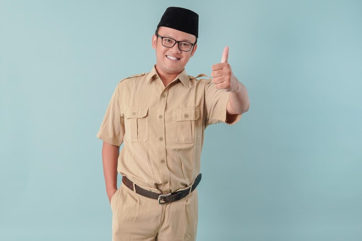 Ein hübscher indonesischer Regierungsangestellter lächelt und zeigt mit dem Daumen nach oben