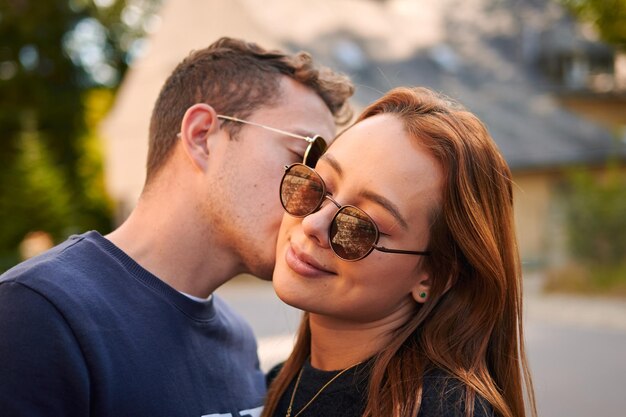 Ein hübsches junges Paar mit Sonnenbrille an einem sonnigen Tag