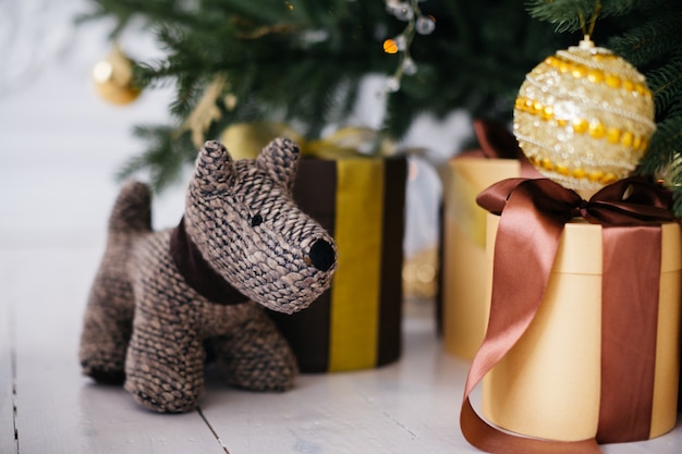 Ein Hundespielzeug und ein Geschenk unter einem Weihnachtsbaum