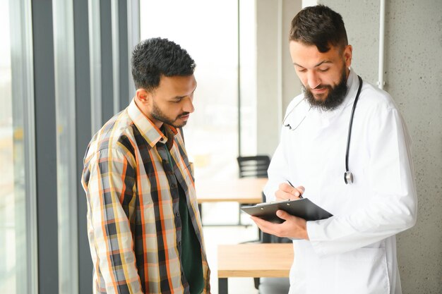 Ein Inder wird von einem Arzt untersucht Arabischer Arzt Gesundheitskonzept