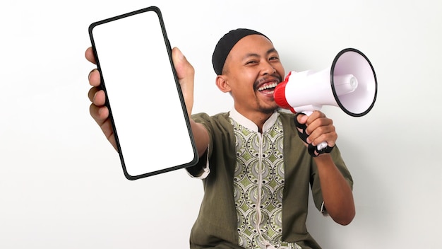 Ein indonesischer Mann fördert eine App oder verkauft ein Megafon und ein Telefon