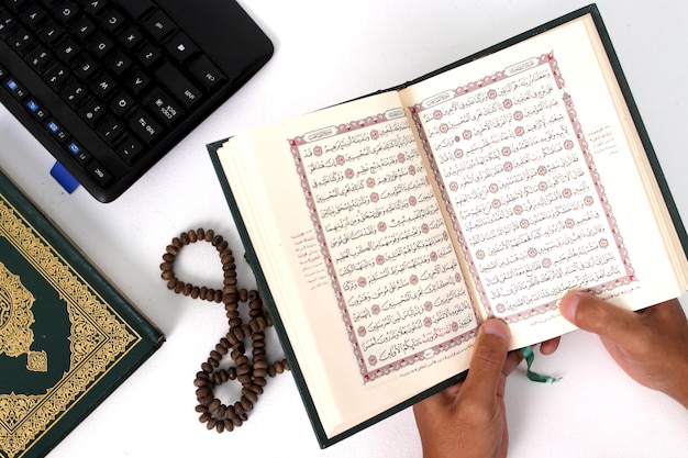 Ein indonesischer muslimischer Arbeiter rezitiert den Koran während der Ramadanpause