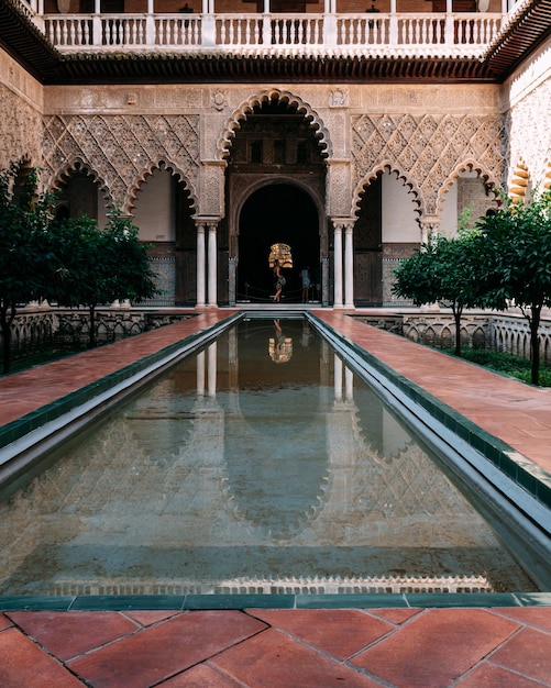 Ein Innenhof des königlichen Palastes des Real Alcazar mit einem Wasserbrunnen