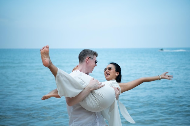 Ein interrassisches Paar mit der Freude, zum schönen blauen Meer wie zum Paradies zu reisen