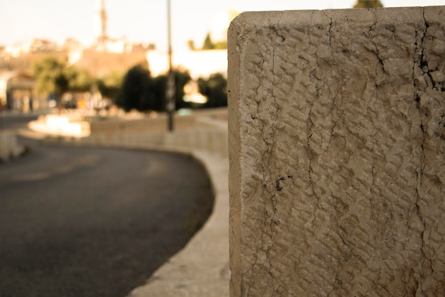 Ein Jerusalem-Stein auf dem Hintergrund einer abschüssigen Straße