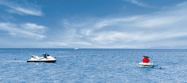 Ein Jetski-Fahrzeug geparkt an einem Strand im Wasser, Sommerurlaub