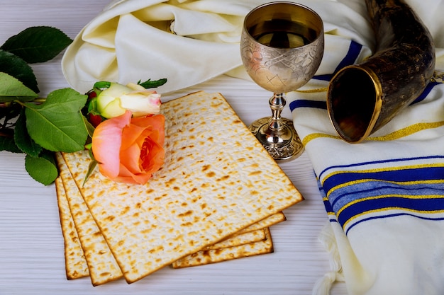 Ein jüdisches Matzah-Brot mit Wein. Passahfest-Ferienkonzept