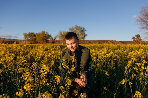 Ein Junge auf einem Blumenfeld mit dem Himmel im Hintergrund