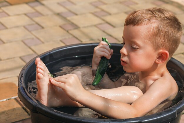 Ein Junge berührt an einem Sommertag eine Insektengottesanbeterin im Dorfkonzept Sommerinsekten