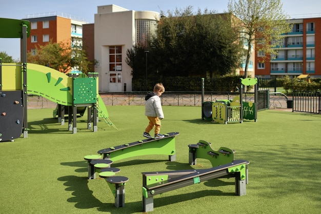 Ein Junge, der auf dem Spielplatz in Europa spielt