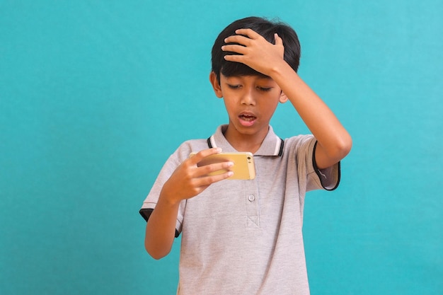 Ein Junge, der emotional traurig ist, enttäuscht darüber, im Online-Spiel auf dem Smartphone verloren zu sein