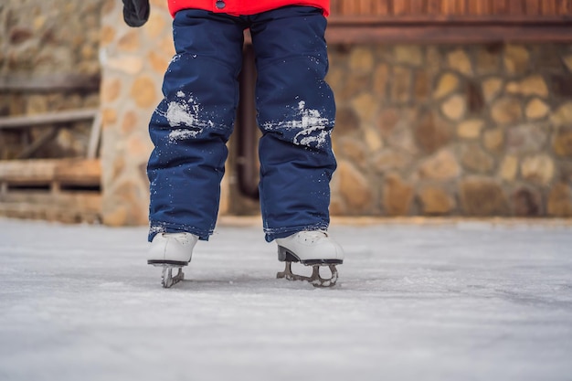 Foto ein junge, der gerade eislaufen lernt