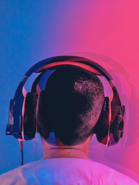 Foto ein junge hört techno-musik vor blauem und rotem hintergrund