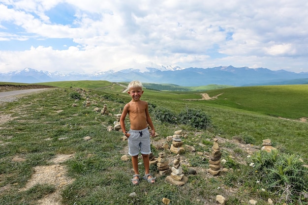 Ein Junge in der Nähe der Highmountain Road zum Trakt von GilaSu Kaukasischen KabardinoBalkarien Russland